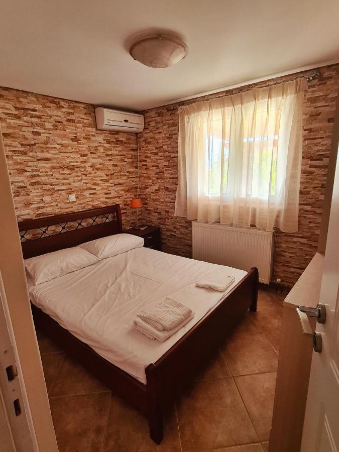 Guesthouse Petrothalassa Porto Heli Bagian luar foto